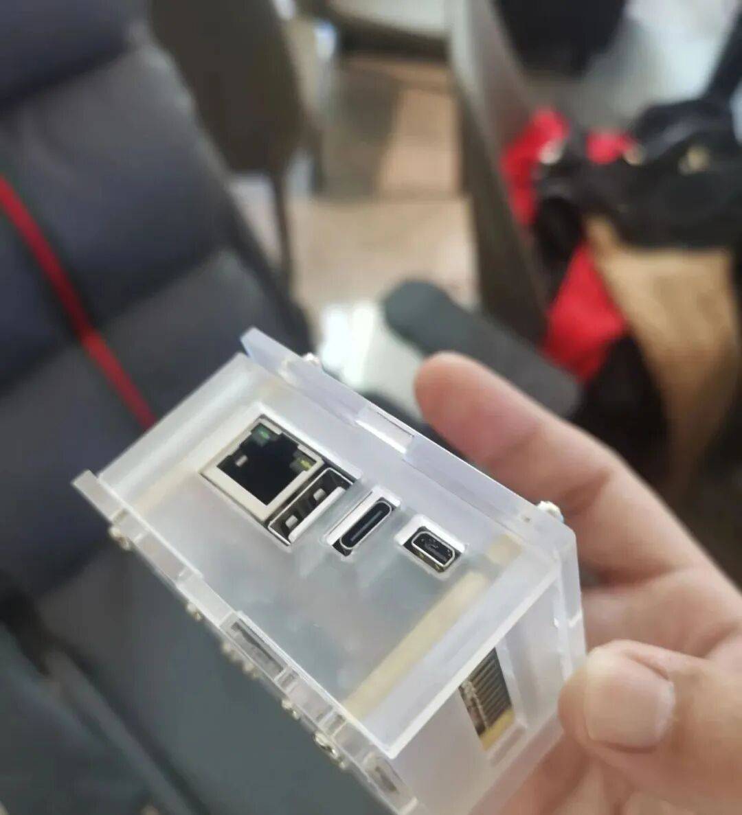 游戏开挂赚钱？警方：刑拘！